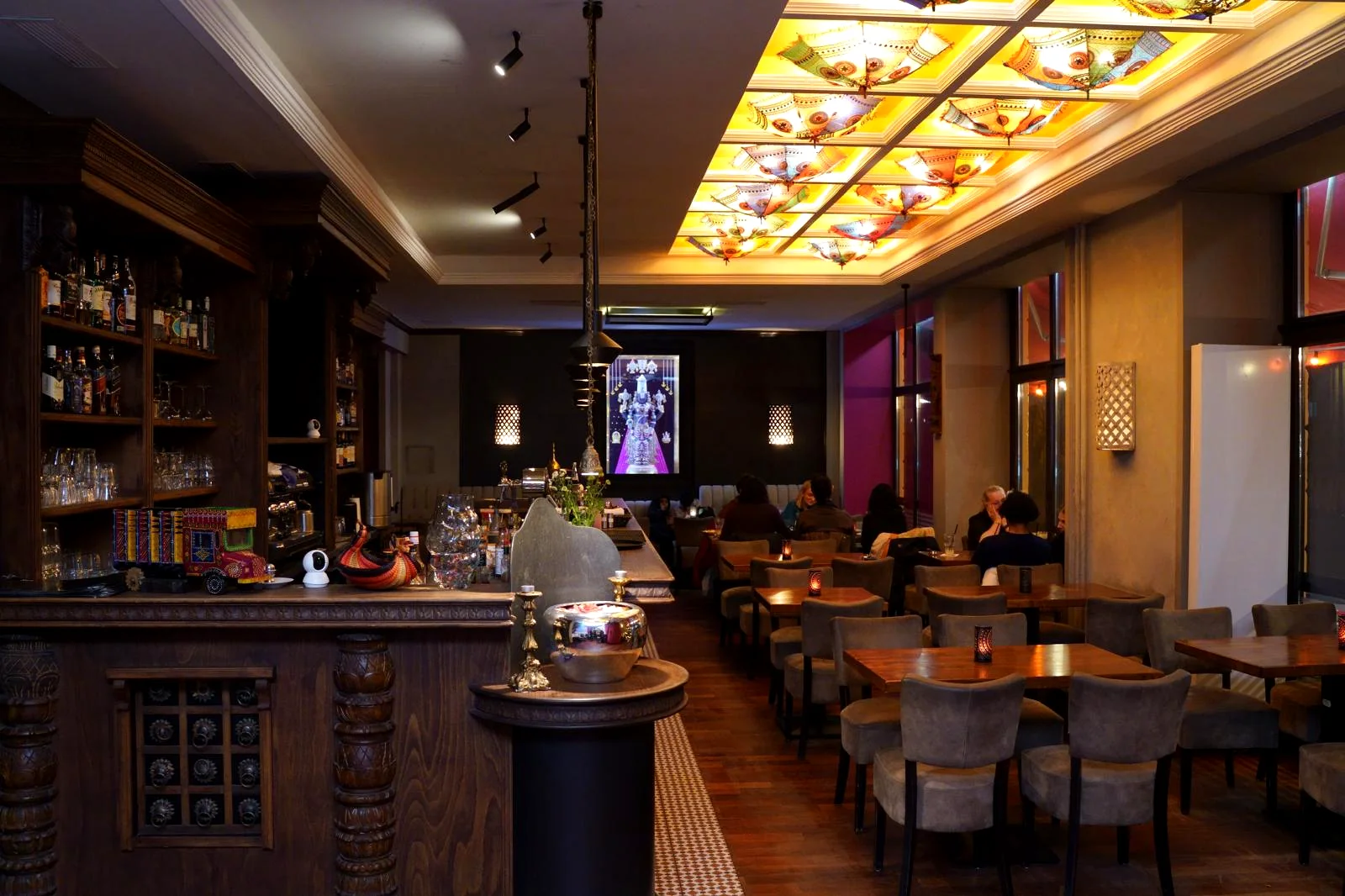 Warmer, eleganter Innenraum des Swadesh Restaurant in Berlin-Schöneberg